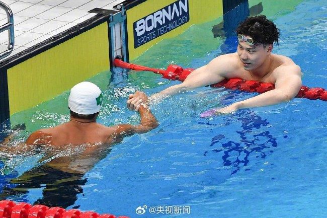 正在新西兰拍摄《阿凡达2》最近又曝光了两张概念图，展示了人类使用的多功能潜水器，既可以在陆地上使用也能下海